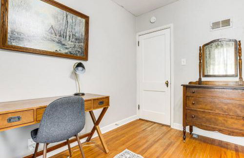 Updated and Charming! Waterloo Home with Patio - Foto 23