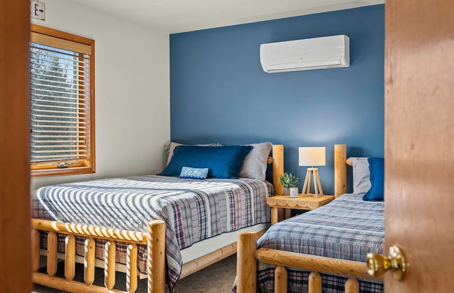 Lake View Chalet by Avantstay Lake Access Deck - Photo 29