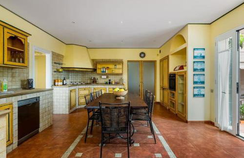 Architectural jewel between sea and mountains - Foto 37