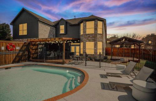 Glamorous Mansion w Private Pool and Cinema Room - Photo 49