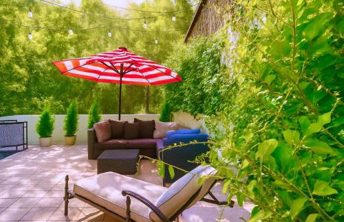 Enchanting Hollywood Hills Oasis with Tree-Top Views, Serene Outdoor Living Room, Zen Garden, Free Attached Garage, Sleeps 6, in LA's Most Desirable, Central, Serene Canyon Neighborhood, and Only 2 Minutes to Hollywood Boulevard - Foto 5