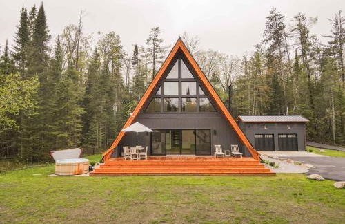 TreeTops Ayframe, Supersized AFrame on the River with Hot Tub - Foto 16