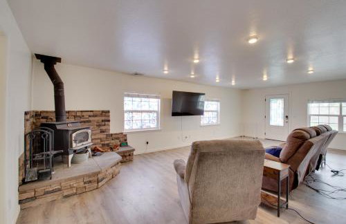 Crescent City Home with Hot Tub Half-Block to Beach - Foto 2