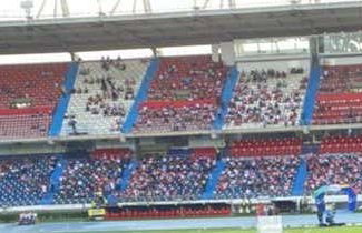 Match de football à Barranquilla avec des supporters locaux - Photo 1