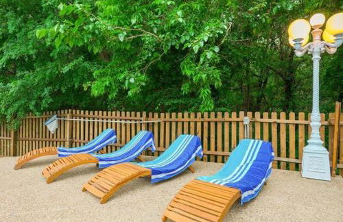 Captivating 6BR 3B Home with Pool & Fire Pit - Foto 40