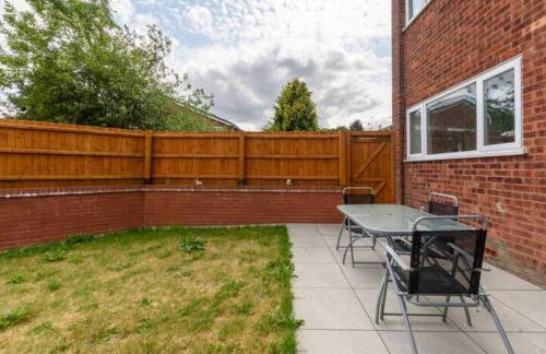 Overbury Lodge, Birmingham with FREE Parking - Photo 33