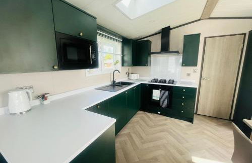 Evergreen Lodge with Hot Tub - Foto 12