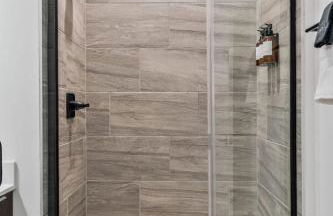 OTR King Bed Free On Site Parking Gym Pool Club Room - Foto 8