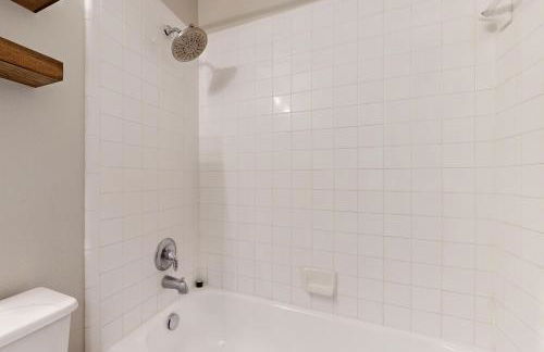 Charming family friendly home, enclosed backyard & 20 miles from San Antonio - Foto 24