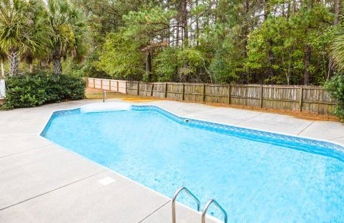 Exquisite home with pool, enclosed yard, fireplace, central AC, & washer/dryer - Foto 6