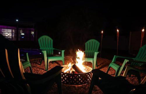 Four Bed Home with Pool Game Room Bar Near Beach - Foto 5