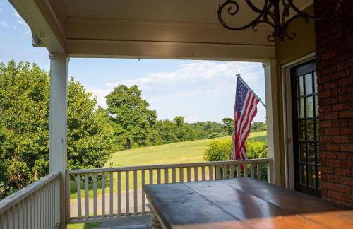 Golf Views, Porch Vibes, 3mi to Broadway! - Foto 1