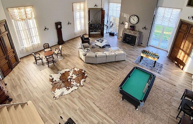 Elegant Hillside Mansion - Photo 15