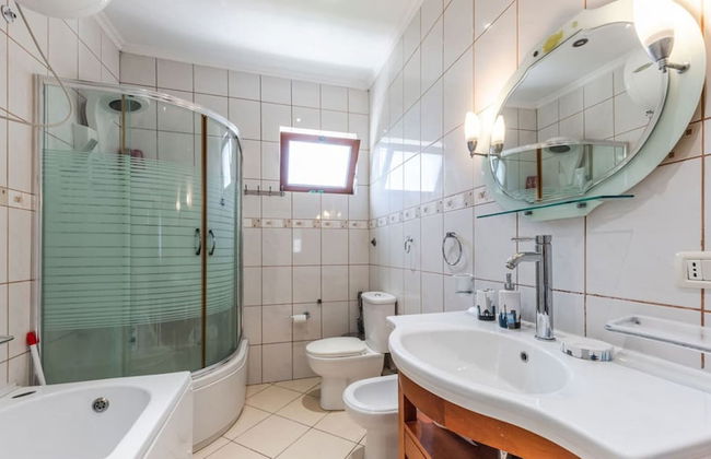 Authentic Lake View Apartment - Photo 20