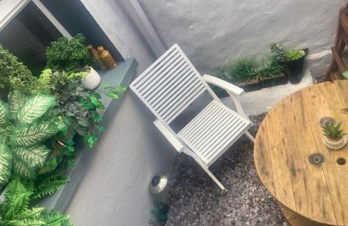 Quaint Cottage main street Llandeilo - Photo 18