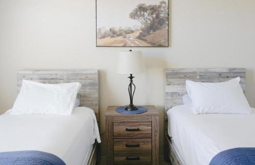 Mountain-view condo with incredible sunset views, pool, hot tub & grill - Foto 18