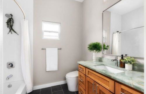 Sunflower House - Luxe Retreat with Sauna & Hot Tub - Foto 33