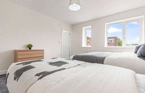 Modern 4-Bed, Parking, Pool Table, Sleeps 11 - Foto 36