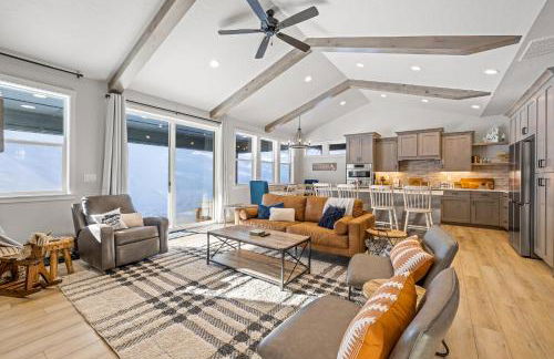 New Mountain Bluebird - walk to lake, golf, and town - game rm - family friendly - sleeps 14 - Photo 10