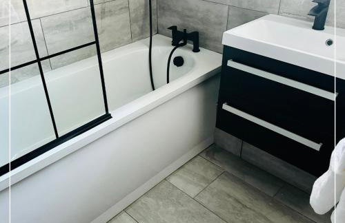 Bright 4BR Home - National Museum, Highfields Park, Uni & City Centre - Sleeps 8 - Photo 7