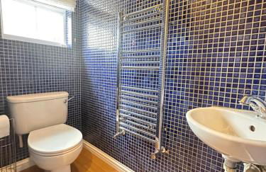 Spacious 4 Bed Home near Elizabeth Line, perfect for Contractors, Families & Groups - Foto 10
