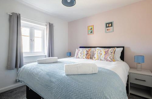 Our latest stunning property by Our Home Short Stays free parking super fast WiFi large back garden and crisp hotel white linen - Foto 6