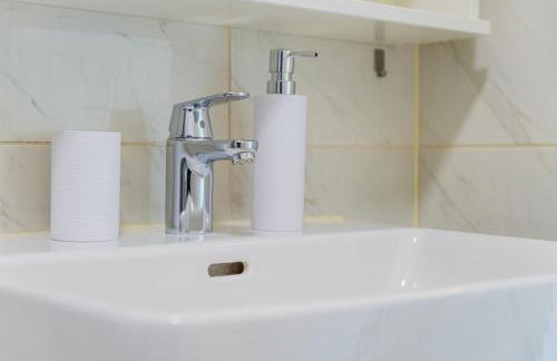 Flexible SelfCheckIns 93 - Zagreb - Garage - Balcony - Bedroom - Photo 16