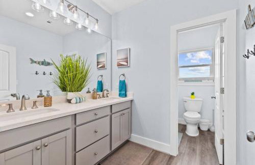 Beachfront oasis! Hot tub, gameroom, double deck!! - Foto 32