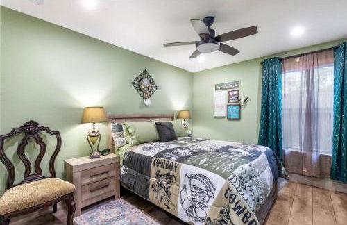 Stockyards 5 mins!-New!-Sleeps 8. Cowboy Bungalow - Foto 5