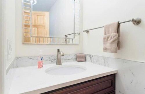 383 - 3BR Quincy - Chic House near Adams Park - Foto 61