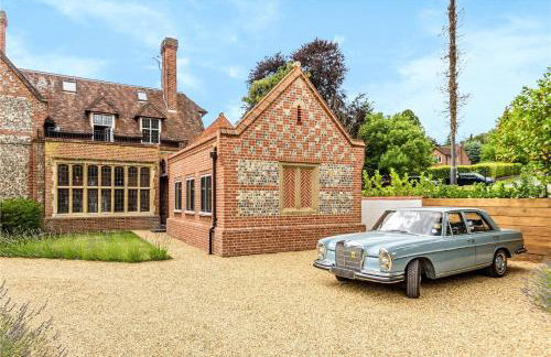 Higginson House - Photo 1