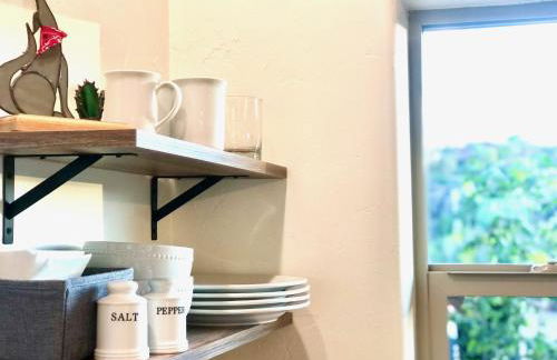 Eagles Nest Casita Luxury king memory foam bed feather pillows & duvet Amazing views, private balcony, Great location & Dog friendly - Foto 37