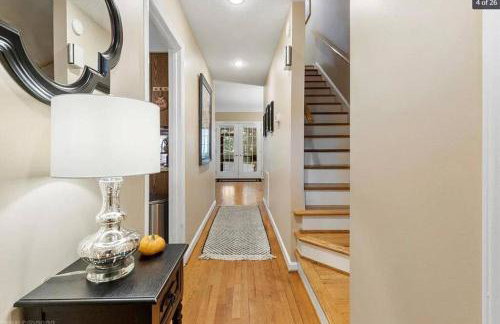 The Red Door 2-bedroom townhouse near VT & RU - Foto 1