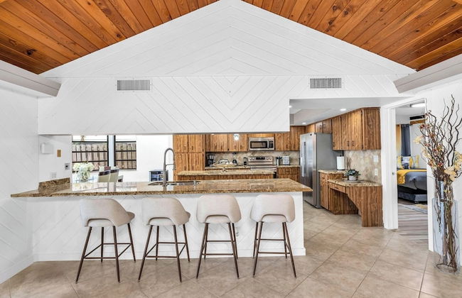 Family-friendly 5BR Home w/ Heated Pool & Parking - Foto 13