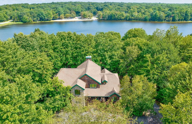 Elk Hollow by Avantstay Lakefront Chalet w Game Room Fire Pit - Photo 3