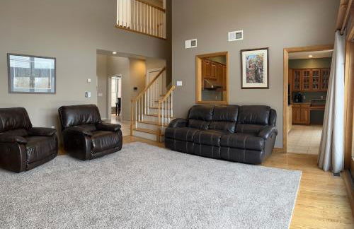 Secluded 4 bedroom with hot tub minutes from campus - Foto 17