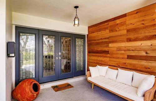 Resort Style Backyard Heated Pool Hot Tub Fire Pit - Foto 8