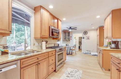 6 Mi to Stone Mountain Park Home with Deck! - Foto 7