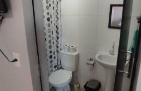 Kitnet independente 2 camas bem localizada - Foto 10