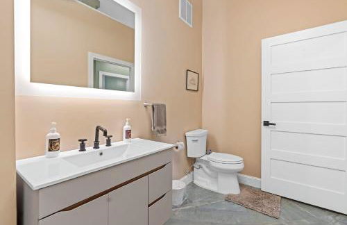 KING First Floor Sleep8 4Beds 2BA Swepson Escape - Foto 43