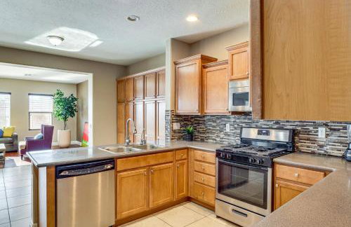 Golf, Work and Explore Las Vegas Gem with Pool Access - Foto 11