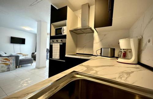 Luxury 2-Bed Marina Apartment - Photo 18