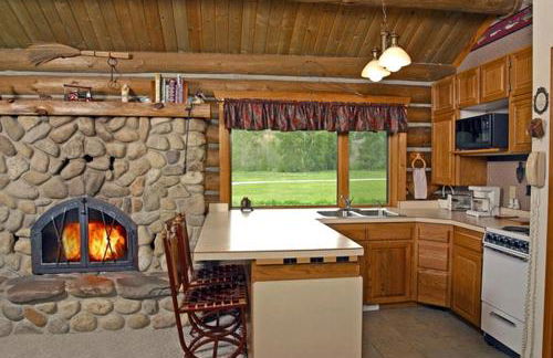 Rocky Mountains Nature Escape: Amazing Log Cabin with a Hot Tub in Darby, MT - Foto 6