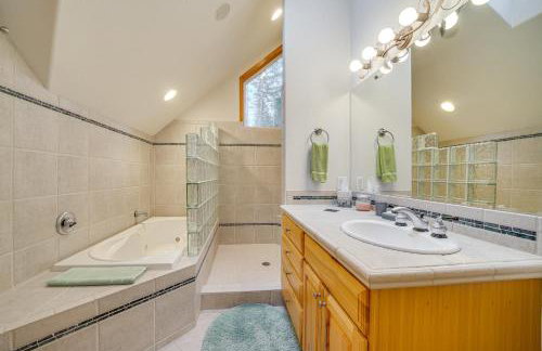 19 Mi to Slopes at Crystal Mtn Getaway with Hot Tub - Foto 24