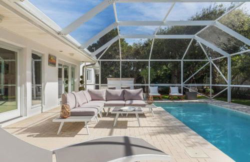 Surfs Up - retreat at the beach with heated pool - Foto 1