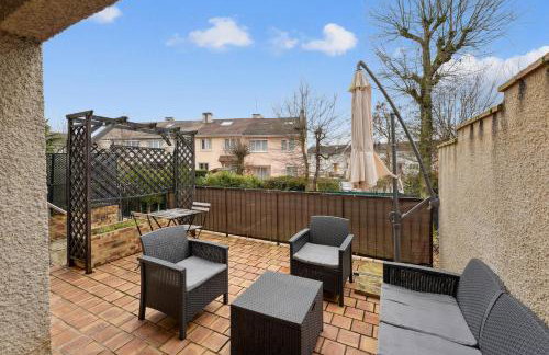 Chic house with a master suite, parking, terrace, and garden - Foto 13