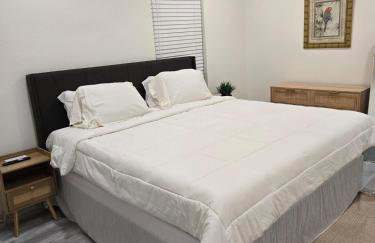 Modern B&W Coastal Retreat 2BR 2BA and Laundry - Foto 17