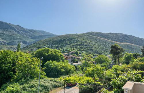 Romantic retreat private jacuzzi and mountain views Split area - Photo 36
