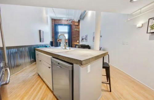 Loft Retreat - King Bed&Balcony - Pet-Friendly 30 - Foto 12