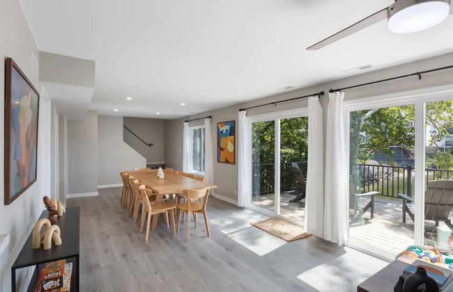 Luxury Waterfront Lakehouse With Private Dock Views - Photo 20